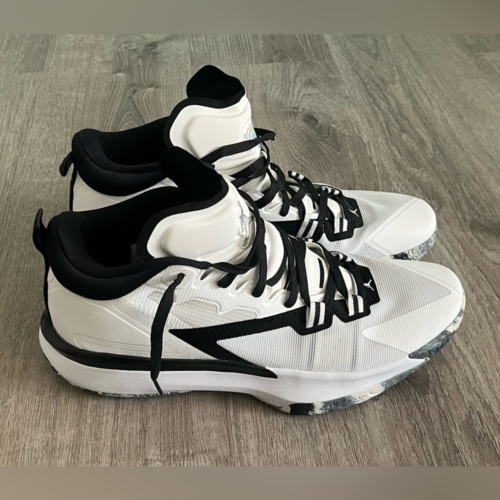 Nike Zion 1 White and Black Athletic Shoes size  16